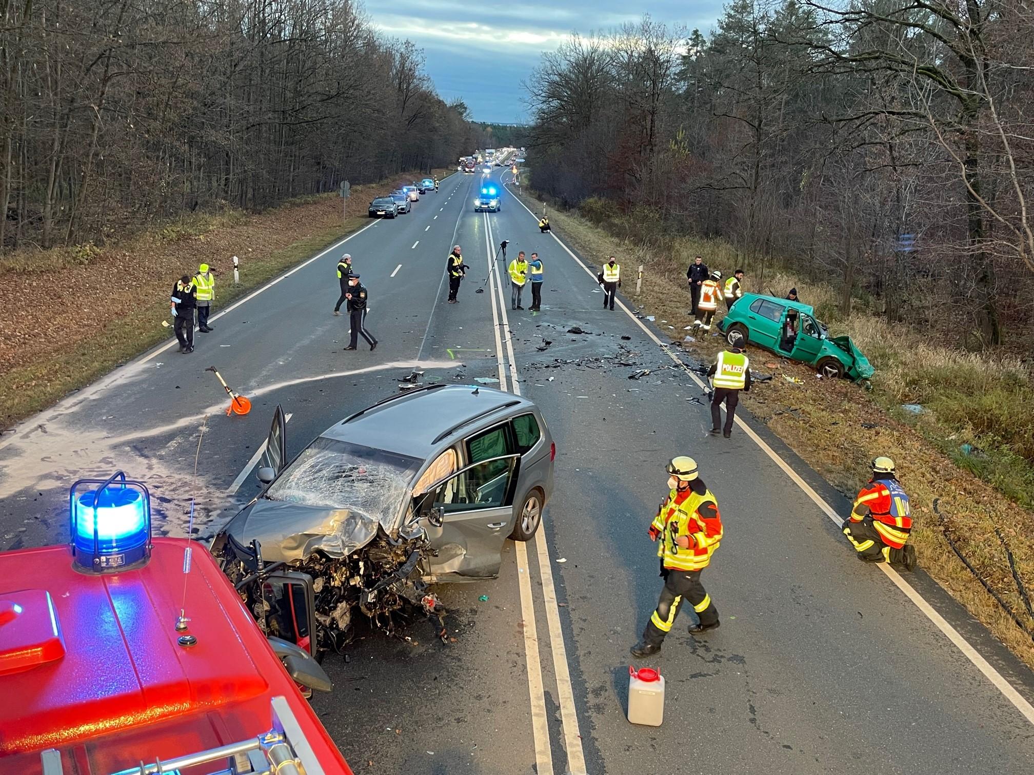 Mann Stirbt Bei Schwerem Unfall Auf Der B2 - Mutter Leicht Und ...